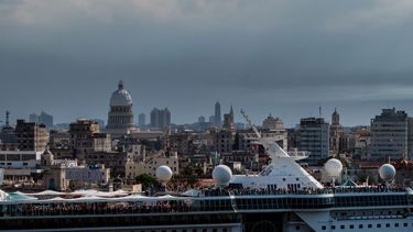 Los pasajeros ocupan la parte superior del The Empress of the Seas, un buque de Royal Caribbean, mientras navega fuera del puerto en La Habana, Cuba, el miércoles 5 de junio de 2019.