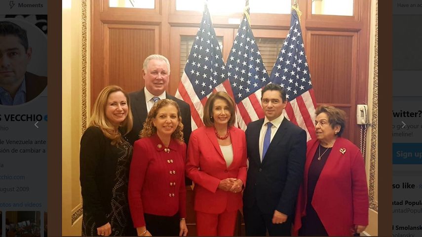 Carlos Vecchio, representante en EEUU del presidente encargado de Venezuela, Juan Guaidó (2do der.), se reunió en Washington con la presidenta de la Cámara de Representantes, Nancy Pelosi (cen.) y varios legisladores afinea a la lucha por la democracia en Venezuela.&nbsp;