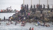 Vista de las decenas de miles de personas que llegaron a la ciudad española de Ceuta desde Marruecos.