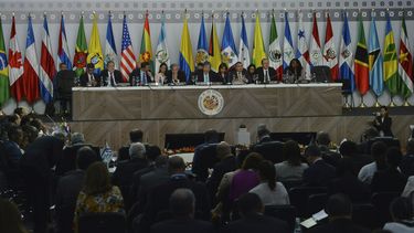 Representantes de los países miembros de la Organización de Estados Americanos asisten a una sesión de la 49 Asamblea General de la OEA en Medellín, Colombia, el jueves 27 de junio de 2019