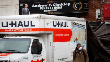 Un trabajador sale de una lona que cubre la parte trasera de un cami&oacute;n alquilado afuera de la Funeraria Andrew T. Cleckley, el jueves 30 de abril de 2020, en Nueva York.&nbsp;