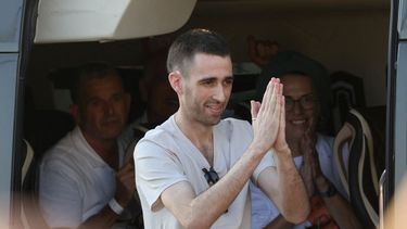 El rehén israelí liberado, Avinatan Or, saluda a los bienhechores al llegar al Hospital Beilinson en el Centro Médico Rabin en Petah Tikva, en el centro de Israel, el 13 de octubre de 2025.