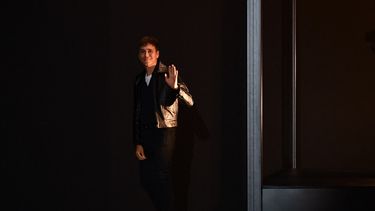 El diseñador de Celine, Hedi Slimane, saluda al público al final de la presentación de la colección de moda masculina Primavera/Verano 2020 de Celine el 23 de junio de 2019 en París. Hedi Slimane, director de creación artística e imagen de Celine desde enero de 2018, dejará su cargo, anunció la casa de moda francesa perteneciente al grupo LVMH en un comunicado el 2 de octubre de 2024.