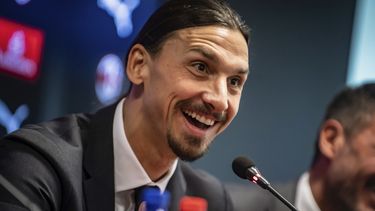 Zlatan Ibrahimovic habla con reporteros en una conferencia de prensa en la sede del club Milan el viernes, 3 de enero del 2020. El goleador de 38 años fue presentado tras firmar un contrato con el equipo hasta el fin de la campaña. 