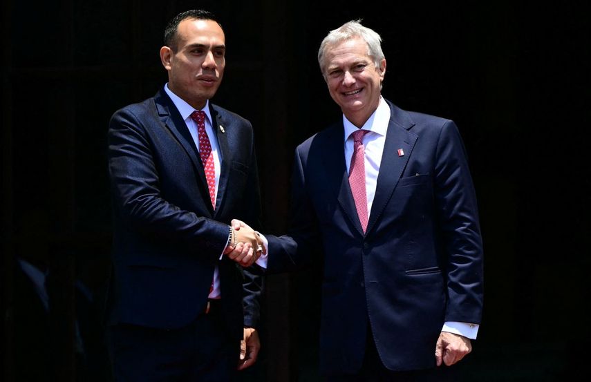 El presidente de Perú, José Jeri (izq.), estrecha la mano del presidente electo de Chile, José Antonio Kast, en el Palacio de Gobierno de Lima, el 7 de enero de 2026. (Foto: ERNESTO BENAVIDES / AFP)