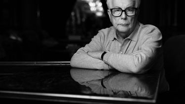 El autor galés y francés de thrillers y novelas históricas, Ken Follett, posa durante una sesión de fotos en París el 19 de noviembre de 2025.