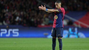 El brasileño Raphinha, del Barcelona, hace un gesto durante un partido ante el Benfica, el 11 de marzo de 2025.