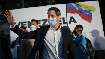 NOTICIA DE VENEZUELA  - Página 62 En-esta-foto-del-12-noviembre-2020-el-lider-opositor-juan-guaido-llega-la-manifestacion-campana-venezuela-alza-la-voz-el-barrio-terrazas-del-avila-caracas-venezuela-la-coalicion-oposicion-liderada-guaido-esta-boicoteando-la-proxima-votacion-legislativa-del-6-diciembre