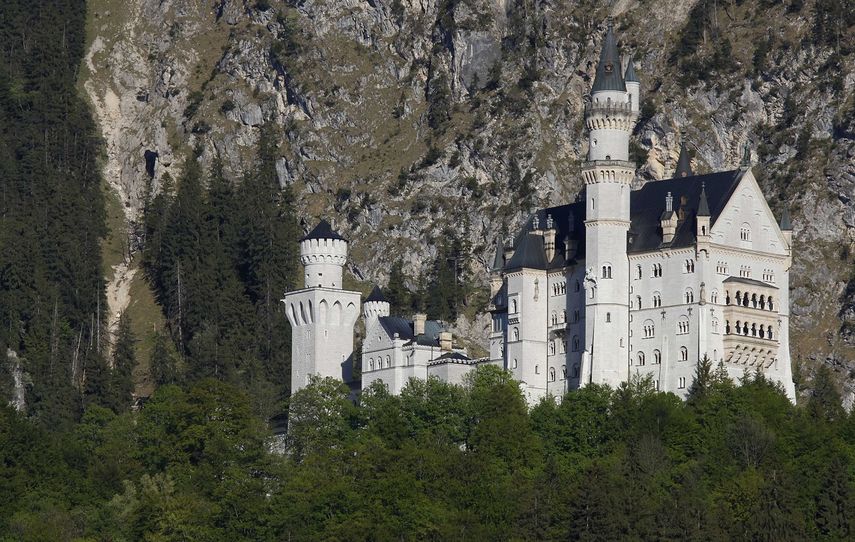 El castillo de Neuschwanstein, una creación del siglo XIX y atracción turística de fama mundial, en Hohenschwangau cerca de Fuessen, Alemania.