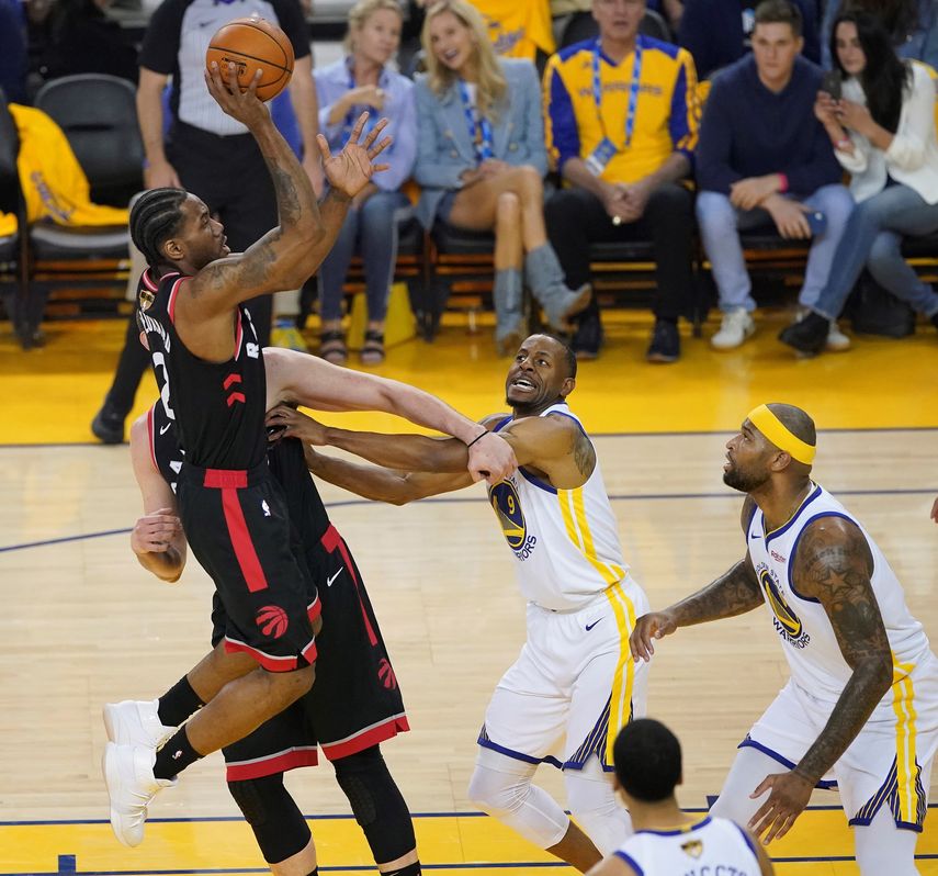 El alero Kawhi Leonard, con 30 puntos, encabezó el ataque de los Raptors de Toronto