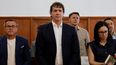 David Sánchez (C), hermano del presidente del Gobierno español Pedro Sánchez, y Miguel Ángel Gallardo, exlíder del PSOE en Extremadura, comparecen ante el Tribunal Provincial de Badajoz el 28 de mayo de 2026 para responder a las acusaciones de tráfico de influencias, irregularidades administrativas y nombramiento ilegal, relacionadas con su contratación como alto cargo en la Diputación Provincial.