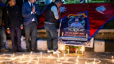 Personas rinden tributo a un joven asesinado por el grupo terrorista Hamás.