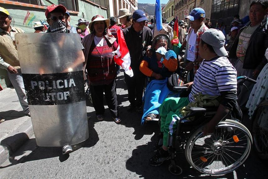 La policía utillizó gases lacrimógenos y pimienta para dispersar la manifestación (EFE)