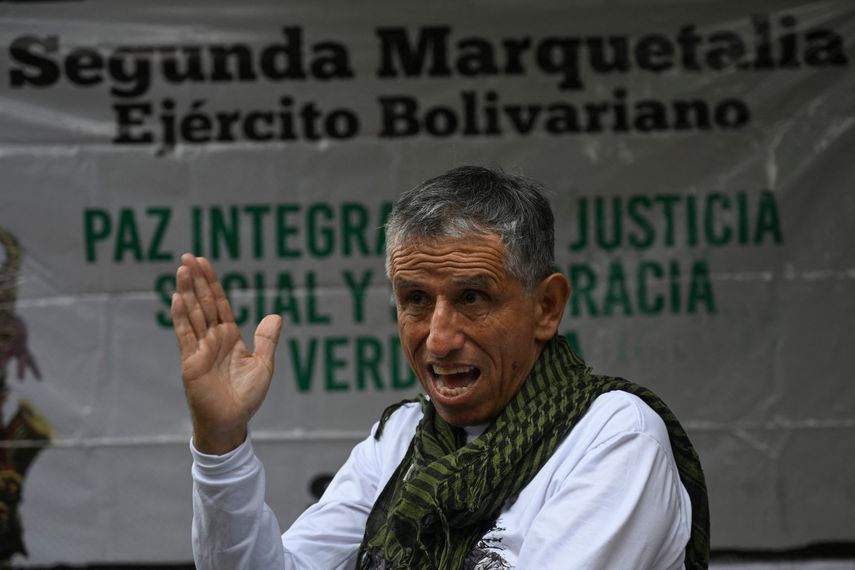 Walter Mendoza, jefe negociador del grupo disidente de las FARC Segunda Marquetalia, habla durante una entrevista en Llorente, una zona rural de la ciudad portuaria de Tumaco, departamento de Nariño, Colombia, el 31 de agosto de 2024.&nbsp;