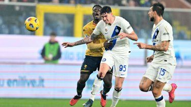 Alessandro Bastoni, centro, del Inter de Milan y Caleb Ekuban, izquierda, de Génova, disputan un balón durante el partido de fútbol de la Serie A de Italia, entre Génova e Inter en el estadio Luigi Ferraris, en Génova, Italia, el viernes 29 de diciembre de 2023.&nbsp;