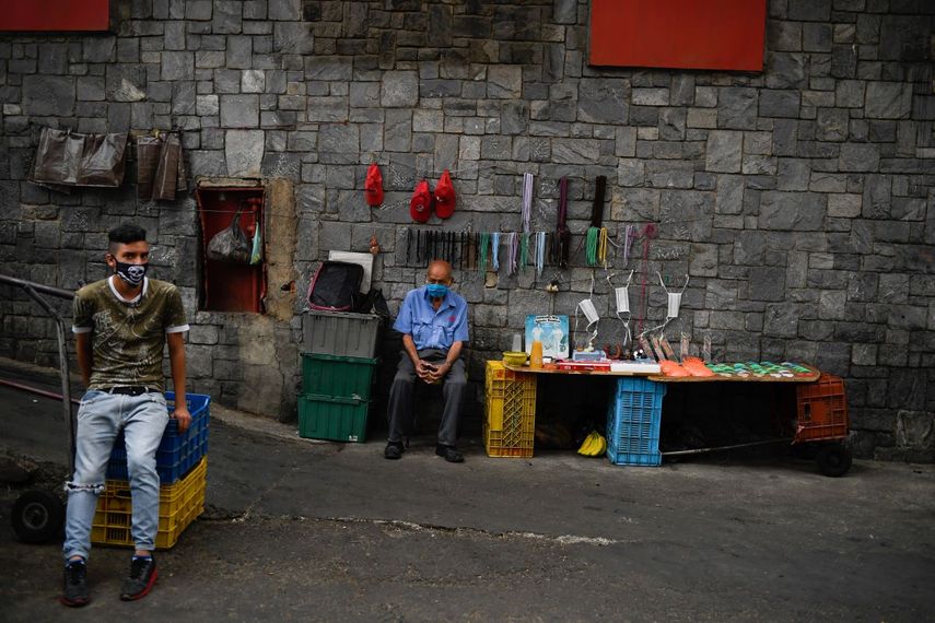 Un hombre vende mascarillas&nbsp;para prevenir&nbsp;el nuevo coronavirus, COVID-19, en la entrada del mercado de Quinta Crespo en Caracas, Venezuela, el 21 de abril de 2020.
