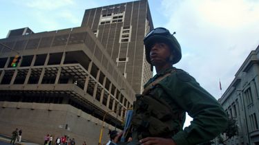 Vista del edificio del Banco Central de Venezuela (al fondo).