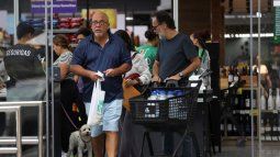 Venezolanos hacen compras de artículos esenciales en un supermercado durante el apagón. Caracas, 30 de agosto de 2024.