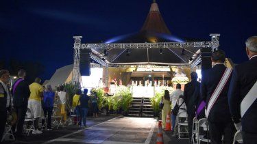 Fieles católicos honran a la virgen Caridad en su Santuario Nacional en la ciudad de Miami.