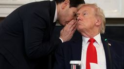 El presidente de Estados Unidos Donald J. Trump junto al jefe de la diplomacia estadounidense, Marco Rubio en un momento que parece ser confidencial. El presidente de Estados Unidos Donald J. Trump junto al jefe de la diplomacia estadounidense, Marco Rubio en un momento que parece ser confidencial.