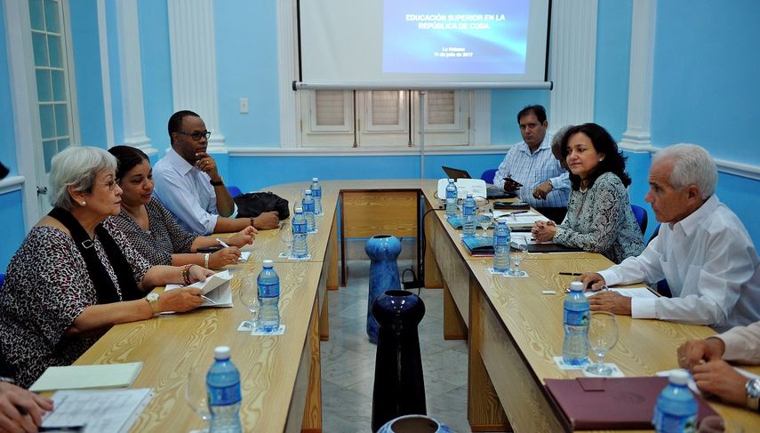 La relatora de la&nbsp;ONU&nbsp;sobre Derechos Humanos y Solidaridad Internacional, Virginia Dandan (i), reunida con el viceministro cubano de Educación Superior, Oberto Santin (d), en La Habana (Cuba).&nbsp;