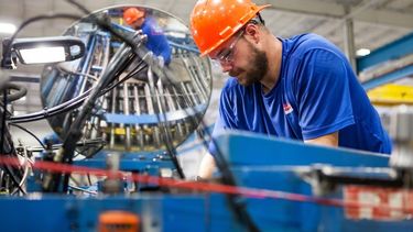 Trabajador del sector manufacturero de Estados Unidos en plena labor.