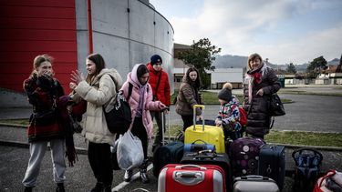 Refugiados de Ucrania son recibidos cuando llegan en autobús a Saint-Pierre-de-Chandieu, este de Francia, el 3 de marzo de 2022, ocho días después del inicio de la invasión rusa de Ucrania.&nbsp; &nbsp;