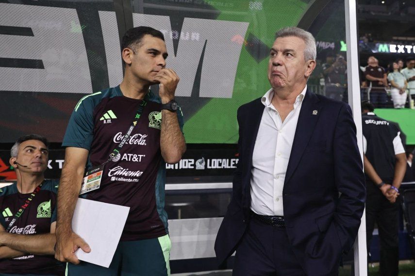 El asistente técnico de la selección de México, Rafael Márquez (izq), y el entrenador Javier Aguirre hablan antes del inicio de un partido, el 10 de septiembre de 2024.
