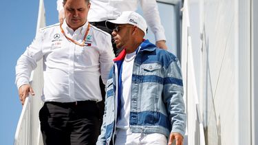 El británico Lewis Hamilton (der.) sabe que no puede ceder más terreno si quiere mantener opciones para conquistar el campeonato.