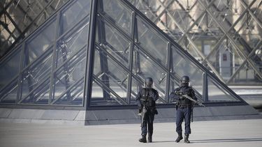 Agentes de policía montan guardia en los alrededores del museo&nbsp;Louvre&nbsp;en París, Francia.