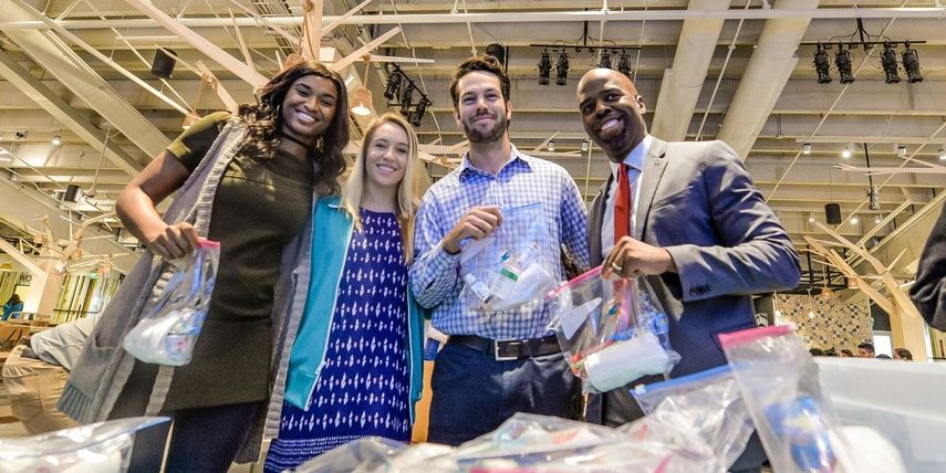 Además del dinero, el equipo ha enviado insumos médicos a los lugares más afectados