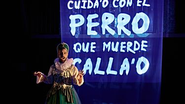 Escena de la obra El Perro del Hortelano, by Teatro El Público Carlos Díaz and FUNDarte (Miami).&nbsp;