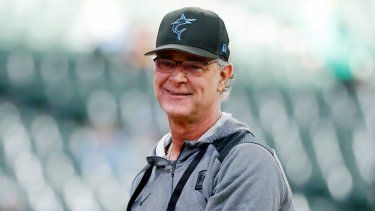 Don Mattingly, manager de los Marlins de Miami, sonríe antes de un juego ante los Cerveceros de Milwaukee, el sábado 1 de octubre de 2022