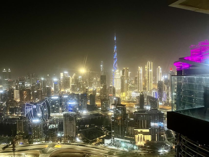 Vista nocturna de Dubai desde el piso 60 del hotel SLS, en el distrito financiero.&nbsp;