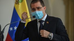 El excanciller del régimen de Nicolás Maduro, Jorge Arreaza, se quita la mascarilla para dirigirse a la prensa luego de una reunión con el Coordinador Residente de la ONU Peter Grohmann en la Cancillería en Caracas el 28 y 20 de septiembre.