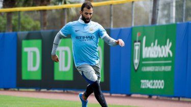 El dominicano José Bautista, de los Azulejos de Toronto, conduce un balón de fútbol, luego que un aguacero abrevió un juego de pretemporada en Dunedin, Florida, el miércoles 24 de febrero de 2016&nbsp;