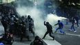 Manifestantes se enfrentan a la policía en Bogotá.