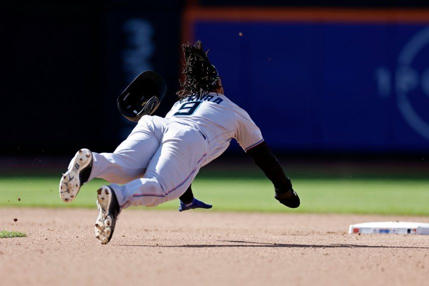 Jean Segura de los Marlins de Miami se lanza y roba la segunda base durante la octava entrada de un juego de béisbol contra los Mets de Nueva York el domingo 9 de abril de 2023 en Nueva York.&nbsp;