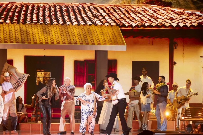 Los abuelitos bailarines conocidos como Ganas Con Canas deslumbraron en Premio Lo Nuestro 2026