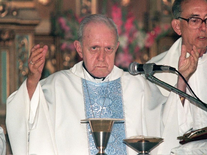 El sacerdote anticastrista Eduardo Boza Masvidal, de 83 años, exiliado en Venezuela desde 1961, ofrece una misa en la iglesia de Nuestra Señora de la Caridad en La Habana el 20 de enero de 1998. Boza llamó a la reconciliación del régimen cubano y la iglesia católica. Boza se encontraba en Cuba junto con otros líderes católicos para asistir a la visita de Juan Pablo II prevista del 21 al 25 de enero. 