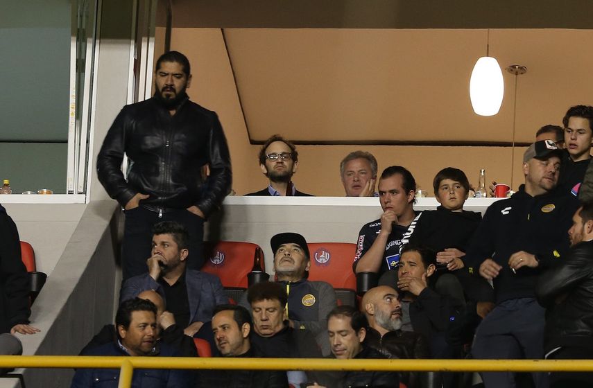 Maradona sufrió el partido en la tribuna al estar cumpliendo una sanción por su expulsión en el partido de ida.