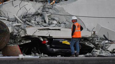 Ingenieros investigan el deplome.