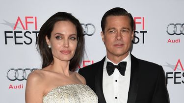 En esta foto de archivo tomada el 5 de noviembre de 2015, Angelina Jolie y Brad Pitt llegan para el estreno de gala de la noche de apertura de Universal Pictures By the Sea durante el AFI FEST 2015 presentado de Audi en el TCL Chinese Theatre de Hollywood. Revelan que tres de los hijos de la pareja querían testificar contra el actor.