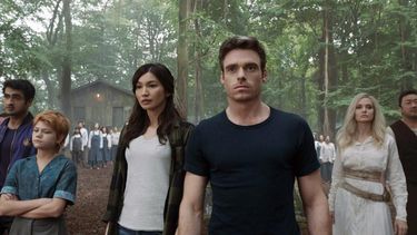 En esta imagen difundida por Marvel Studios Kumail Nanjiani, Lia McHugh, Gemma Chan, Richard Madden, Angelina Jolie y Don Lee en una escena de Eternals.&nbsp;
