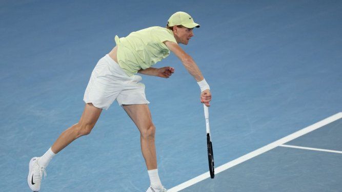 Jannik Sinner de Italia sirve contra Tristan Schoolkate de Australia durante su partido individual masculino en el quinto día del torneo de tenis Abierto de Australia en Melbourne el 16 de enero de 2025.