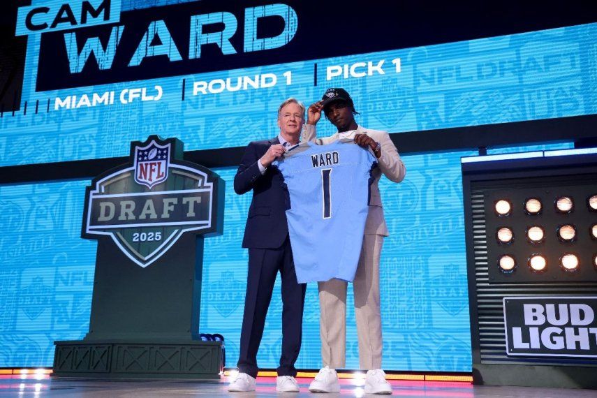 El mariscal de campo Cam Ward, de Miami, posa con el comisionado de la NFL, Roger Goodell, tras ser seleccionado con la primera selección global por los Tennessee Titans durante la primera ronda del Draft de la NFL de 2025 en Lambeau Field el 24 de abril de 2025 en Green Bay, Wisconsin.  El mariscal de campo Cam Ward, de Miami, posa con el comisionado de la NFL, Roger Goodell, tras ser seleccionado con la primera selección global por los Tennessee Titans durante la primera ronda del Draft de la NFL de 2025 en Lambeau Field el 24 de abril de 2025 en Green Bay, Wisconsin.