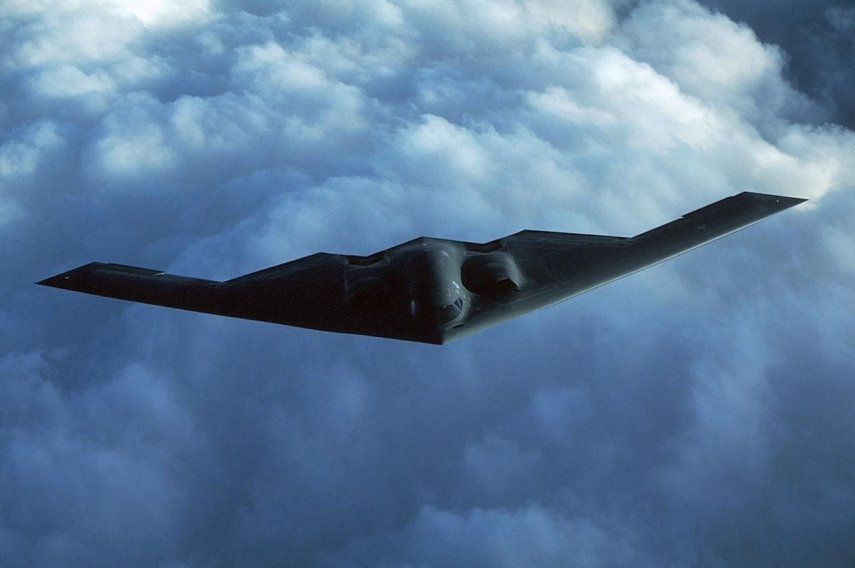 Foto del Departamento de Defensa de Estados Unidos muestra a un bombardero B-2 volando en un lugar no revelado.