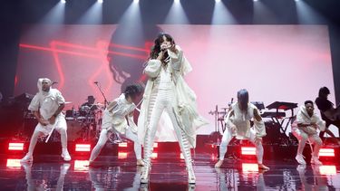 Camila Cabello actúa en el teatro The Fillmore, en Miami Beach, durante un concierto privado organizado por Verizon. 