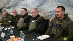 Esta fotografía difundida por la Oficina de Prensa del Gobierno (GPO) muestra al Primer Ministro israelí, Benjamin Netanyahu (centro-derecha) y al Ministro de Defensa, Israel Katz (centro-izquierda), sentados entre el Jefe de Estado Mayor del ejército, Herzi Halevi (derecha), y el Jefe del Mossad de Israel, David Barnea (segundo por la izquierda), en el Monte Hermón, en los Altos del Golán anexados, el 17 de diciembre de 2024.&nbsp;