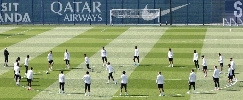 Los jugadores del Paris Saint-Germain participan en una sesión de entrenamiento en la víspera de su partido de vuelta de semifinales de la UEFA Champions League contra el Arsenal, en el campo de entrenamiento del club en Poissy, al oeste de París, el 6 de mayo de 2025.